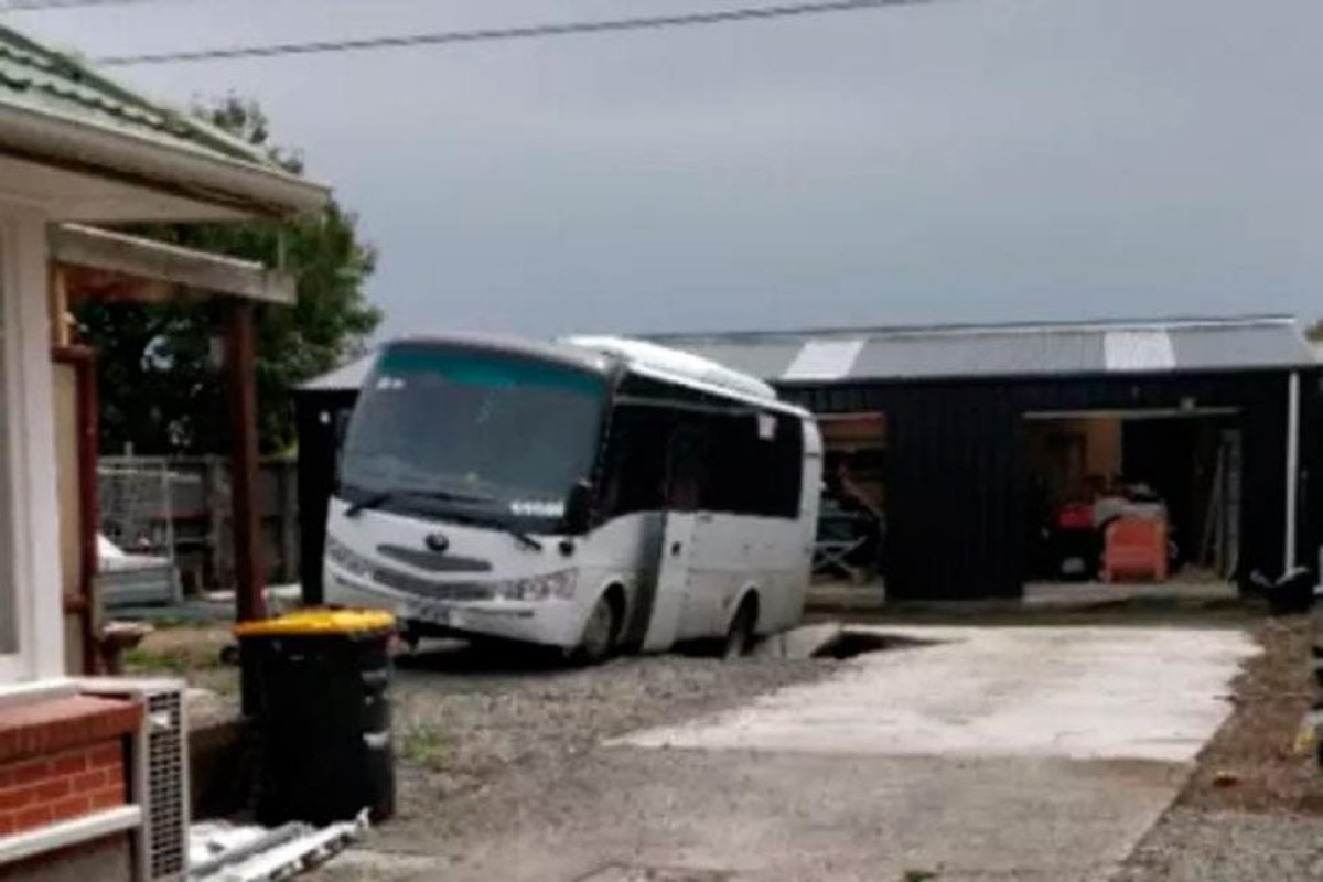 Se derrumbó su garaje y descubrió un misterioso pasadizo secreto en su casa