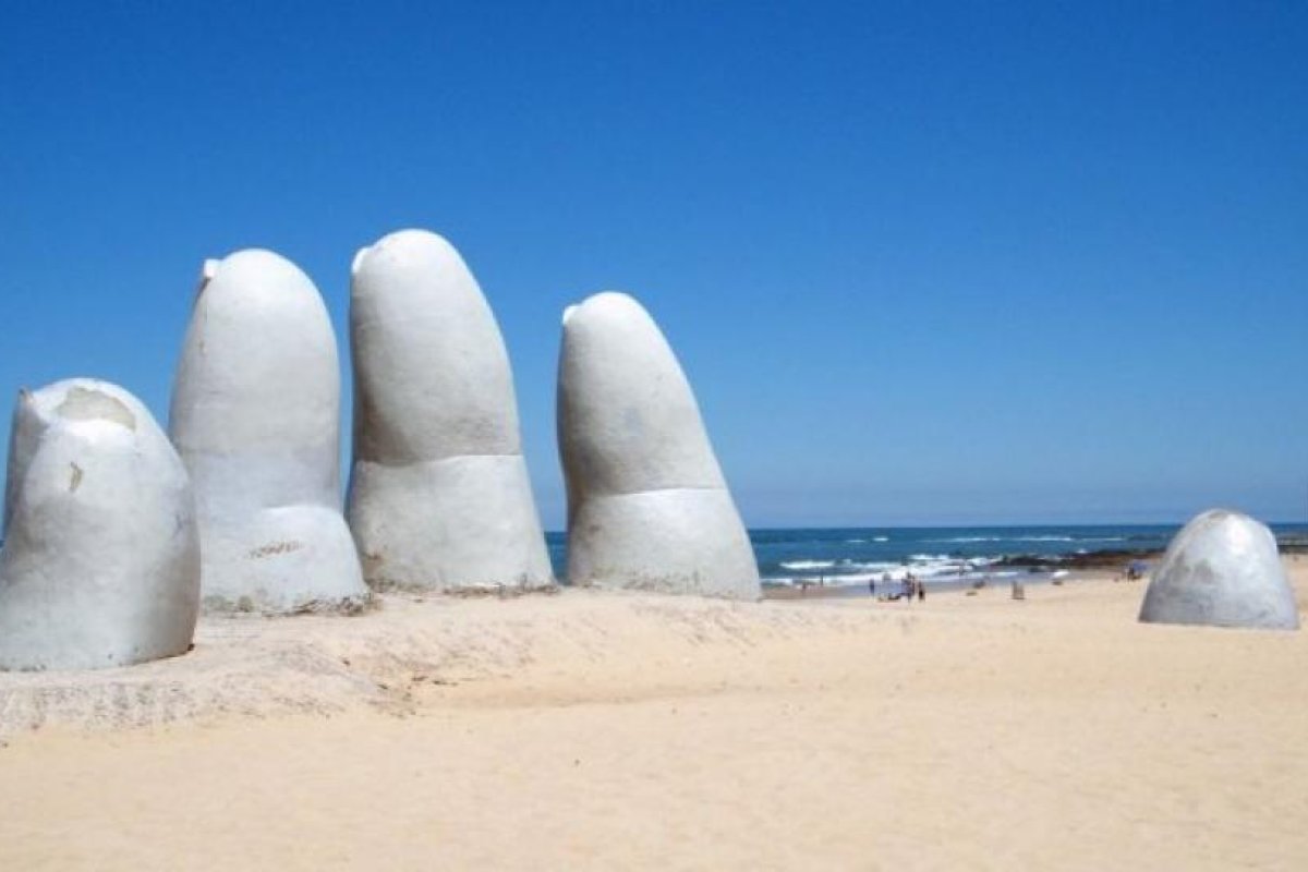 Cómo es el pasaporte sanitario que utilizará Uruguay para los turistas en el verano