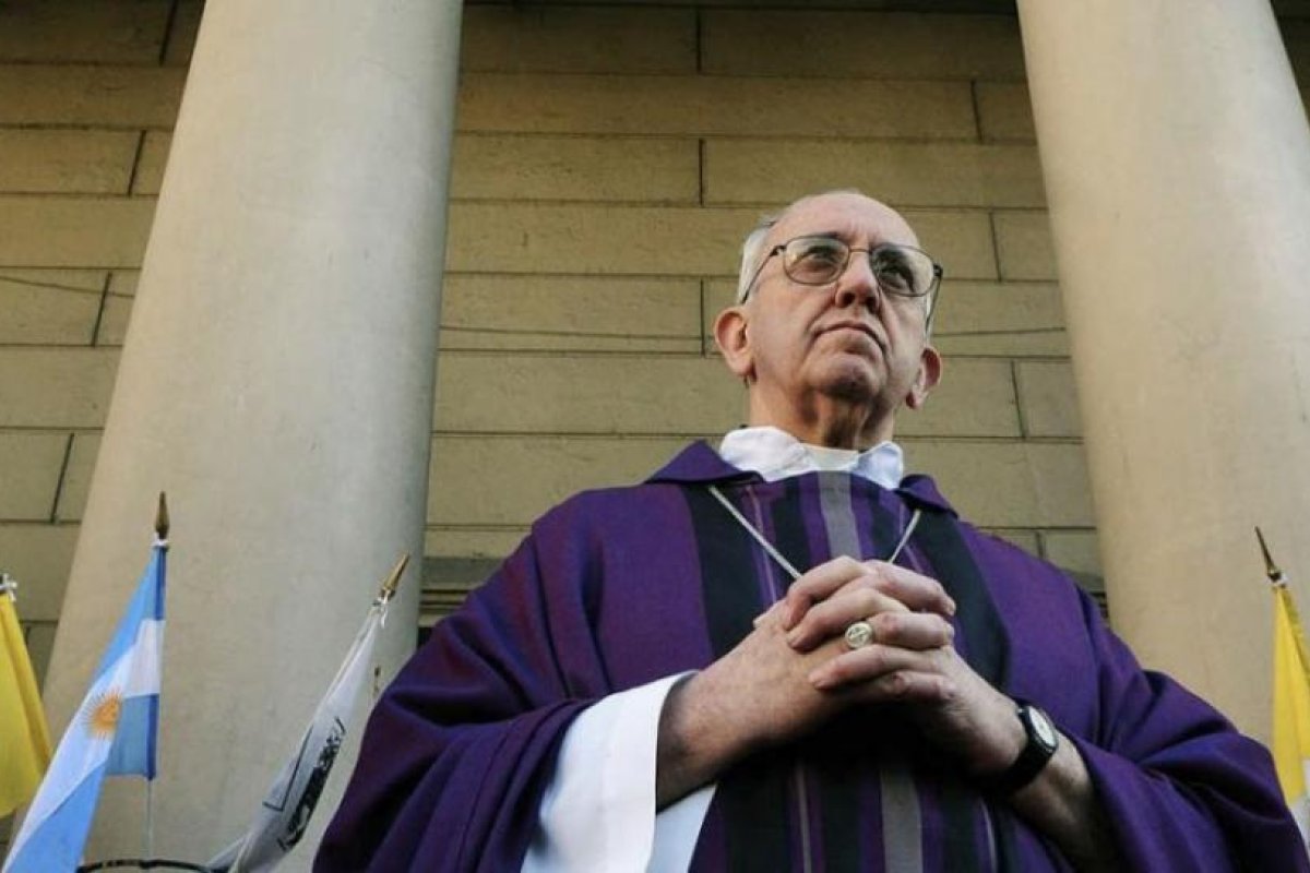 Cuando Bergoglio bendijo una carpa en Plaza de Mayo para protestar por la invasión a Irak