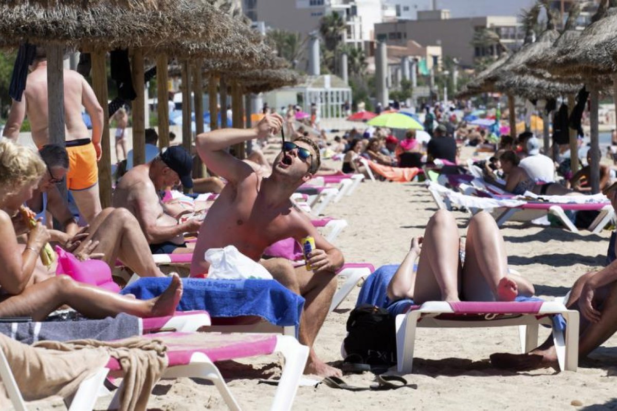 Los viajes de fin de curso estudiantiles a Mallorca provocan un megabrote de coronavirus en Madrid con 320 positivos y 2.000 personas confinadas