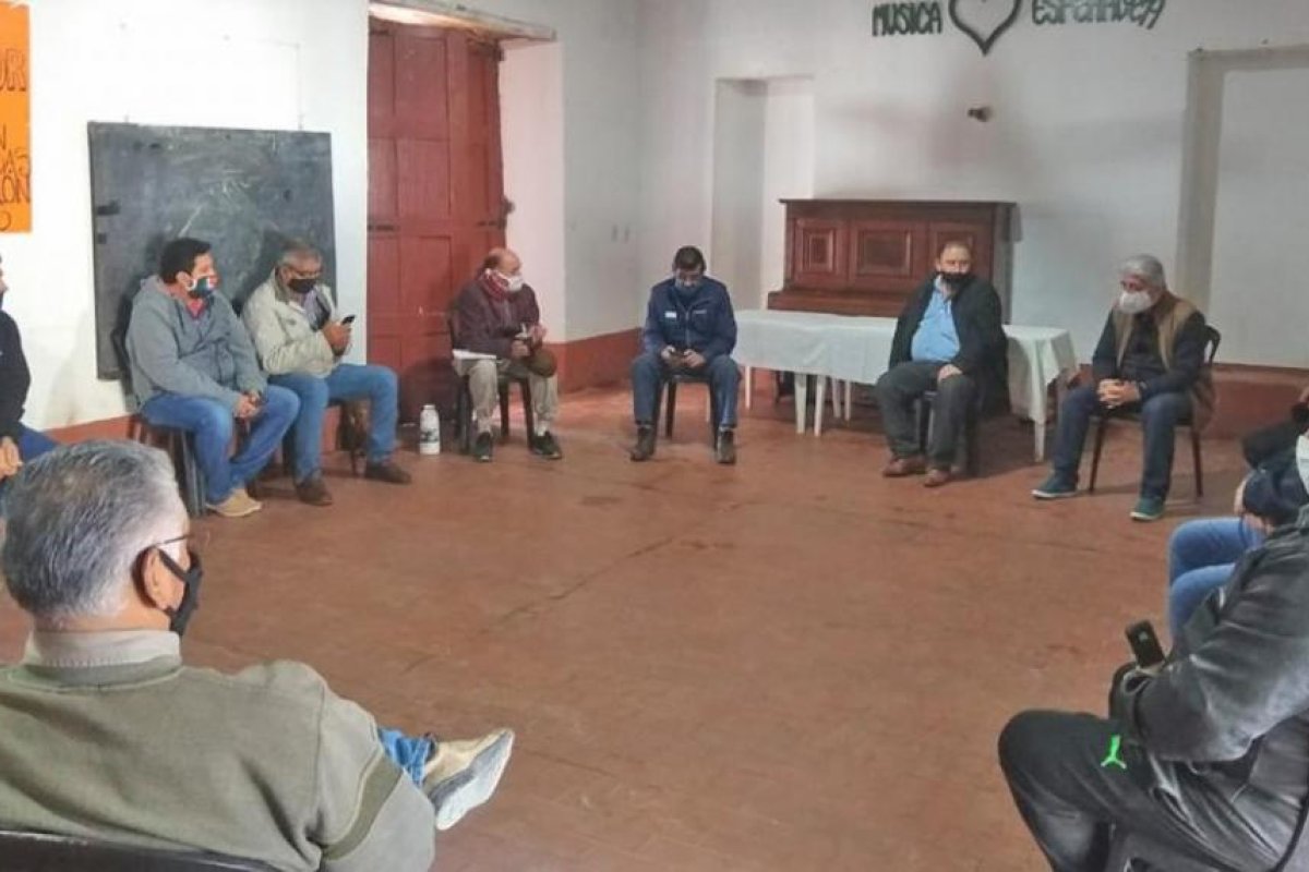 Vinará: Planifican acciones ante el avance de la plaga de langostas