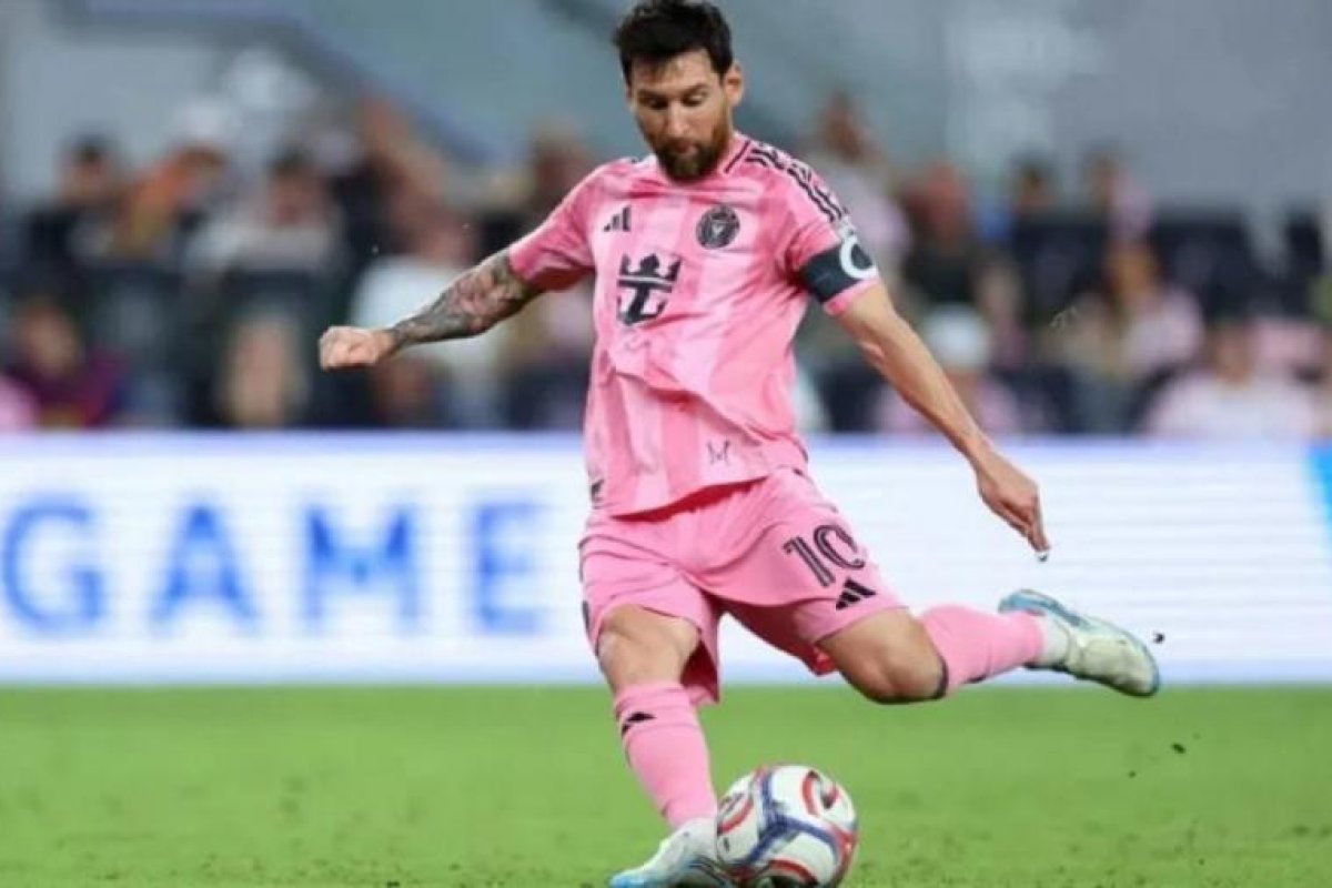 Messi anota un golazo de tiro libre y se acerca a un récord histórico