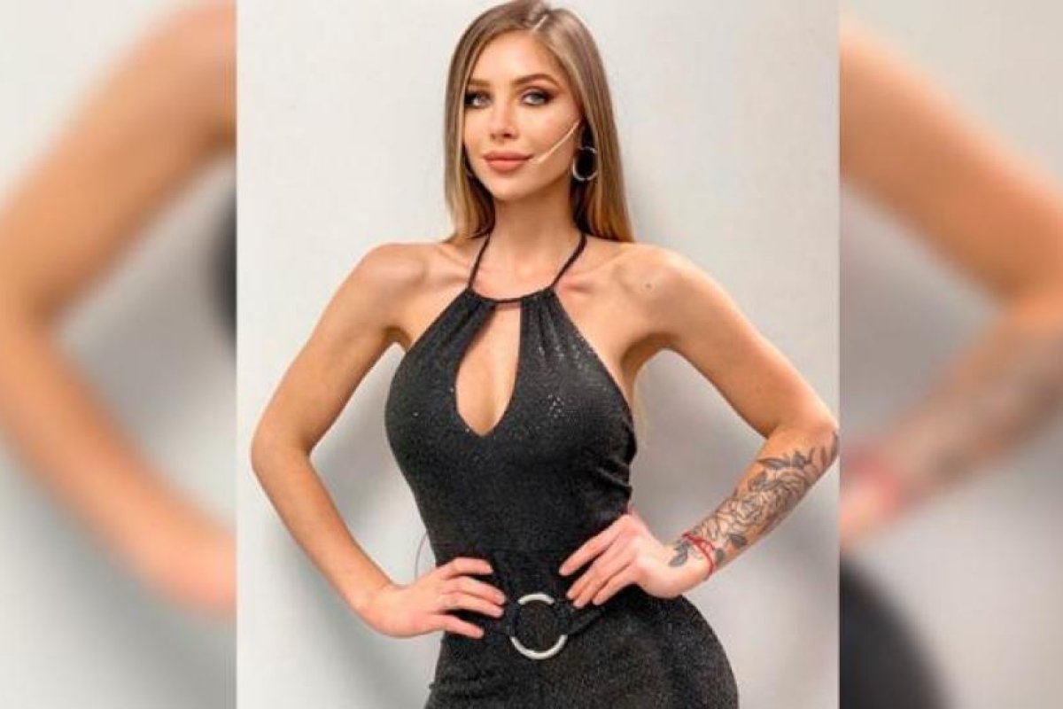 Romina Malaspina conquistó a todos frente al espejo y con un vestido muy escotado