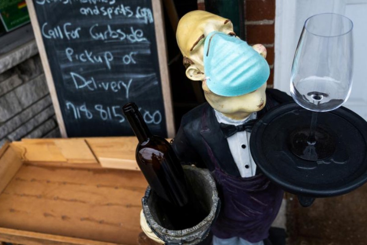 Mesas separadas para los clientes vacunados: la nueva tendencia en Nueva York (aunque no tenga mucho sentido)