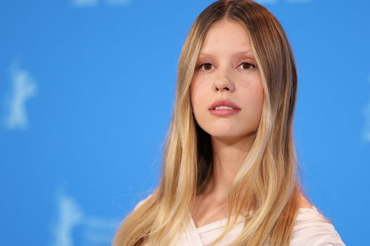 Mia Goth revela su devoción juvenil por Amy Winehouse en entrevista