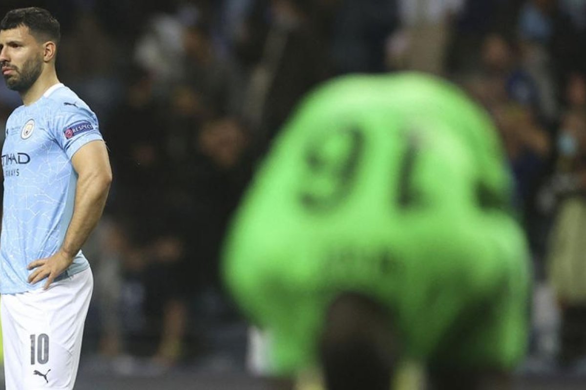En visita relámpago a Barcelona, Agüero ajusta detalles de su futuro antes de viajar a Argentina