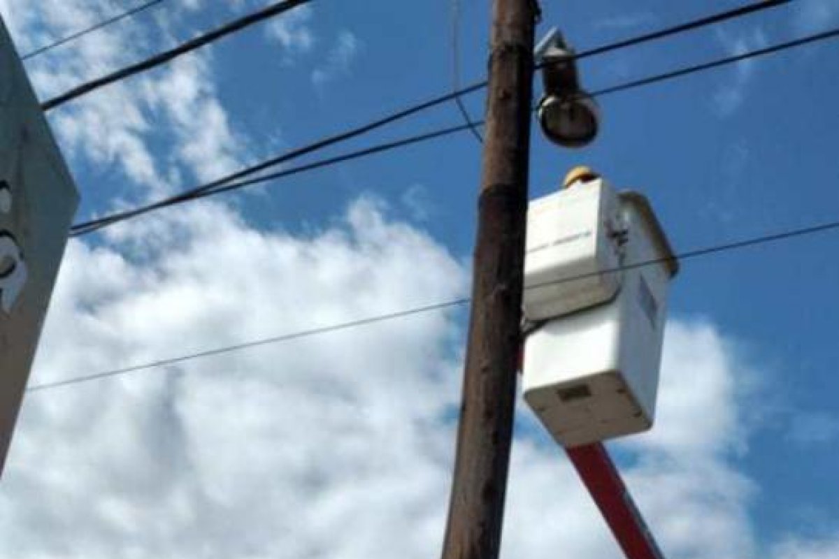 Electrotecnia municipal rehabilita el alumbrado público en distintos barrios de Las Termas de Río Hondo