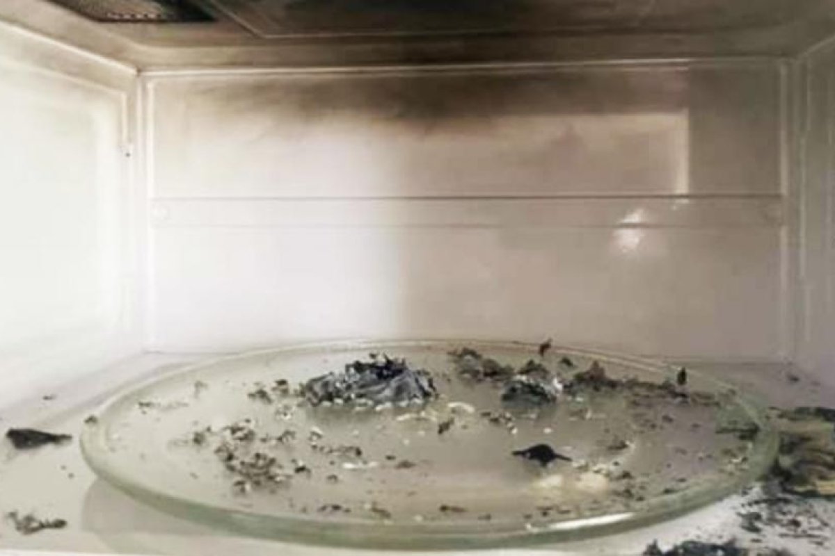 FOTOS: Pone un sándwich envuelto en papel de aluminio en el microondas y tras quemar el aparato exige una indemnización