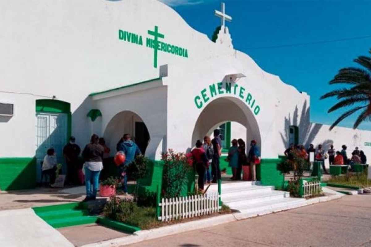 Bajo estricto protocolo, los añatuyenses visitan a sus fieles difuntos