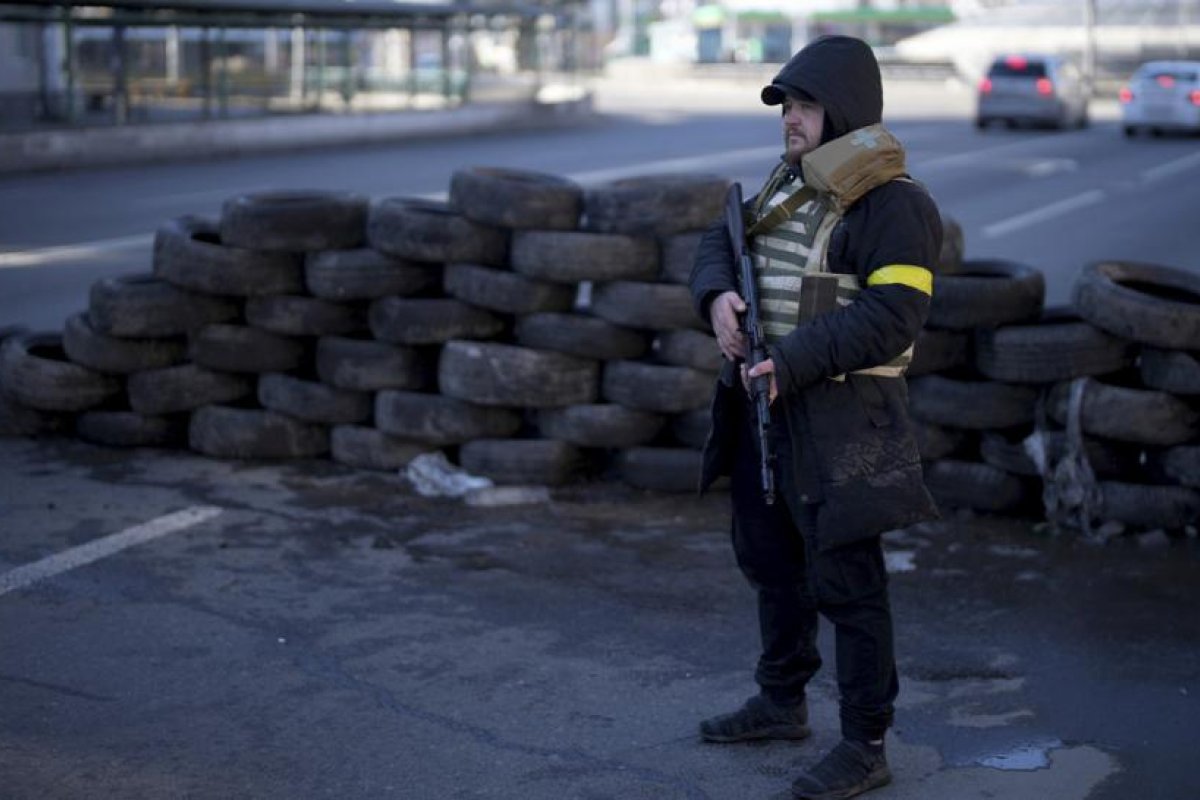 Ministerio de Defensa ruso: "El régimen nacionalista en Kiev reparte en masa y sin control armas automáticas, lanzagranadas y municiones a civiles"