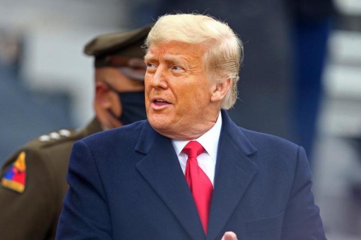 Trump firma inesperadamente el proyecto de ley de alivio por la pandemia que calificó de "vergüenza"