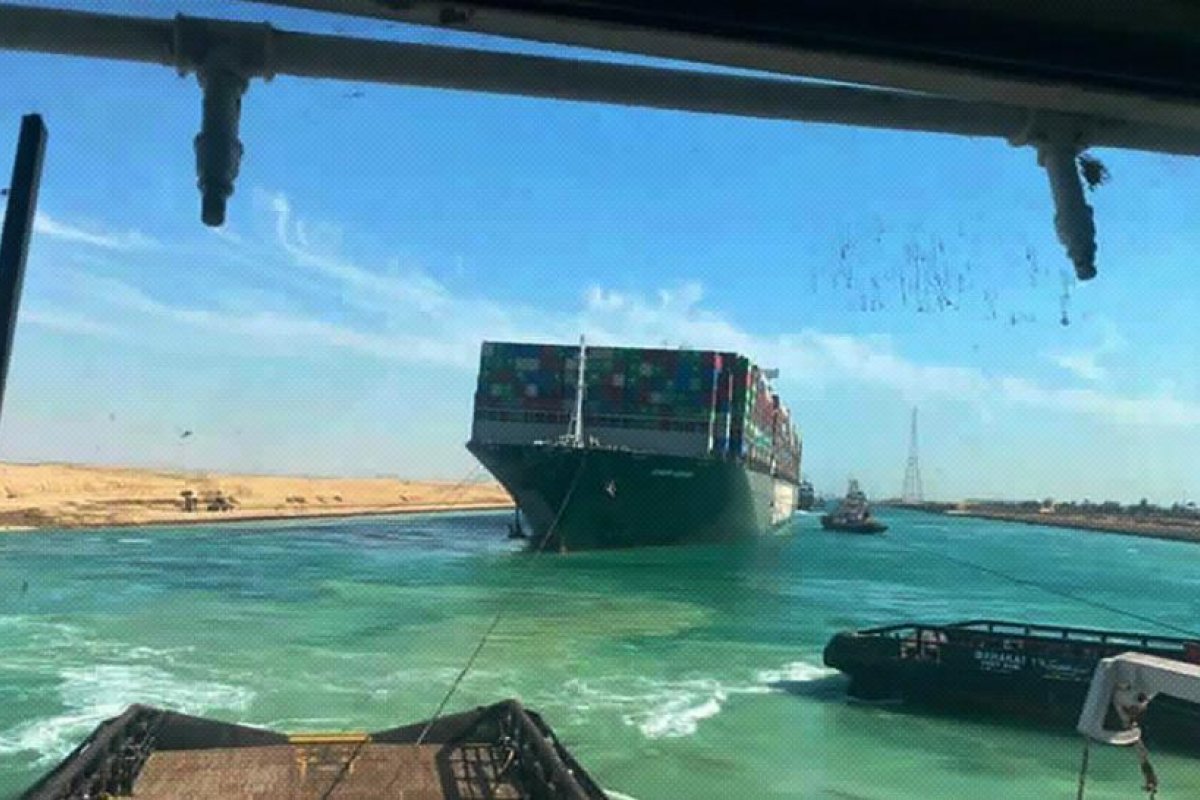 El canal de Suez se reabre al tráfico