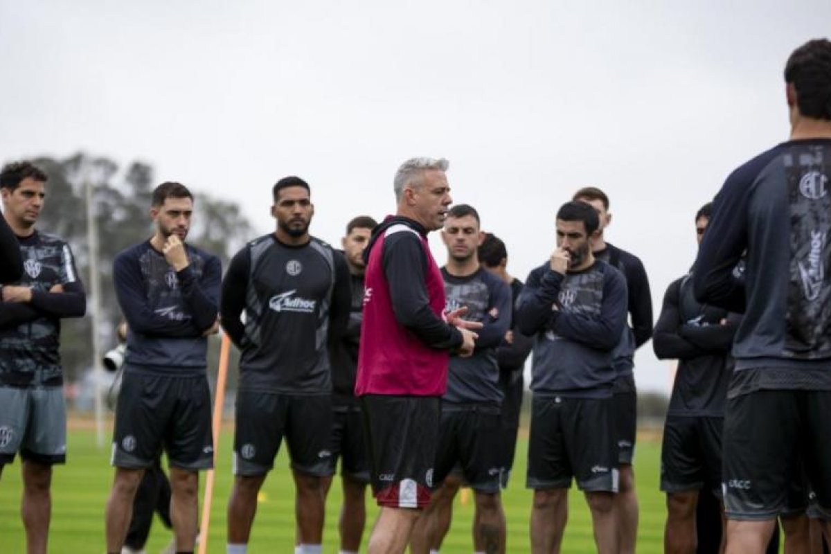 Lucas Pusineri: Plan Estratégico para Incorporaciones en el Equipo de Santiago