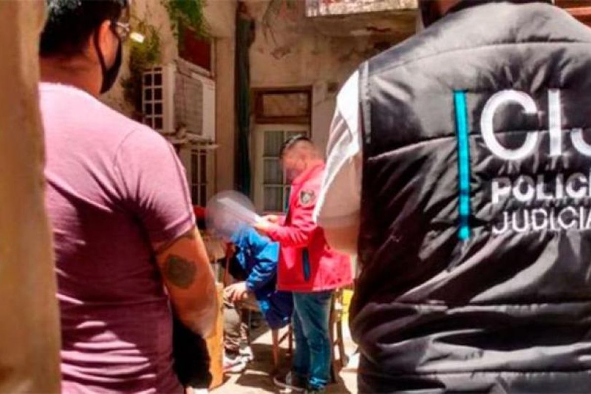 Detuvieron a un hombre de 65 años por abusar de su hijo y distribuir imágenes