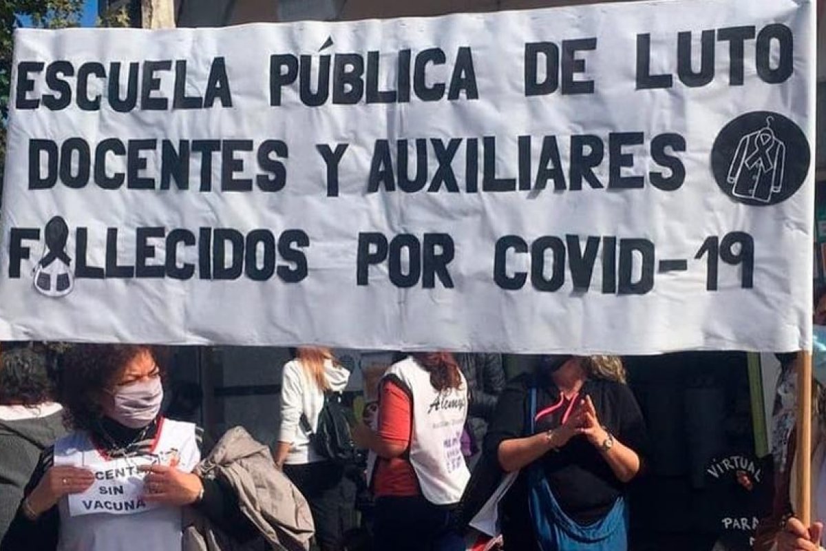 Las muertes de trabajadores de la educación abren un frente judicial para Larreta