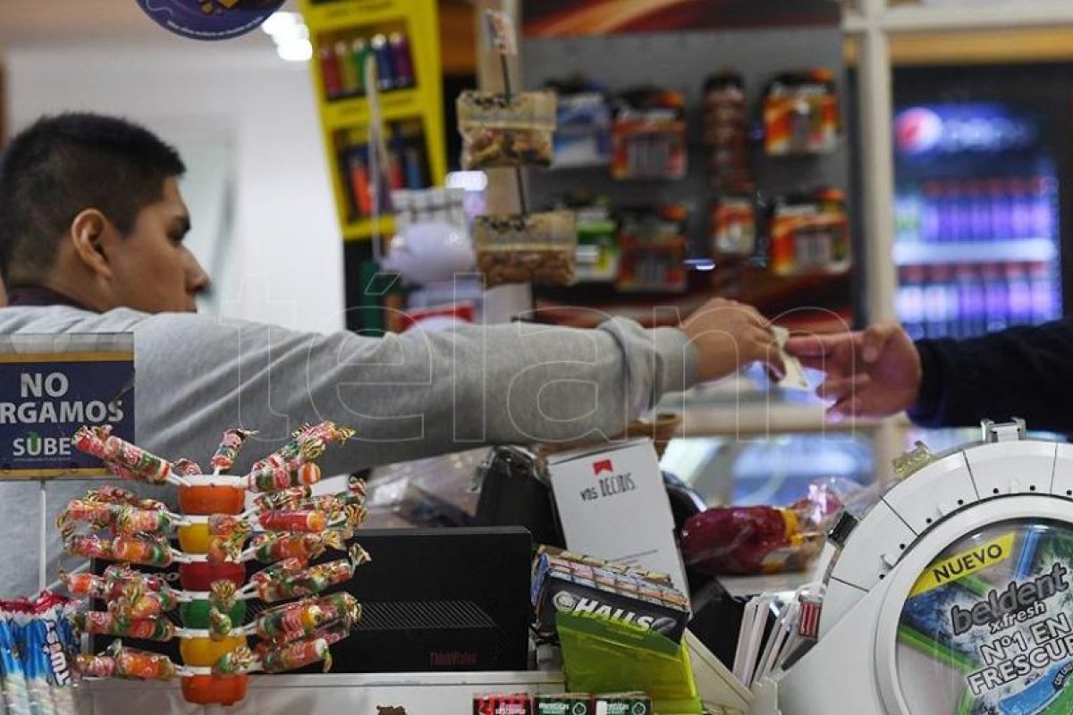 Las ventas en los comercios minoristas cayeron en octubre 14,9%, según la CAME