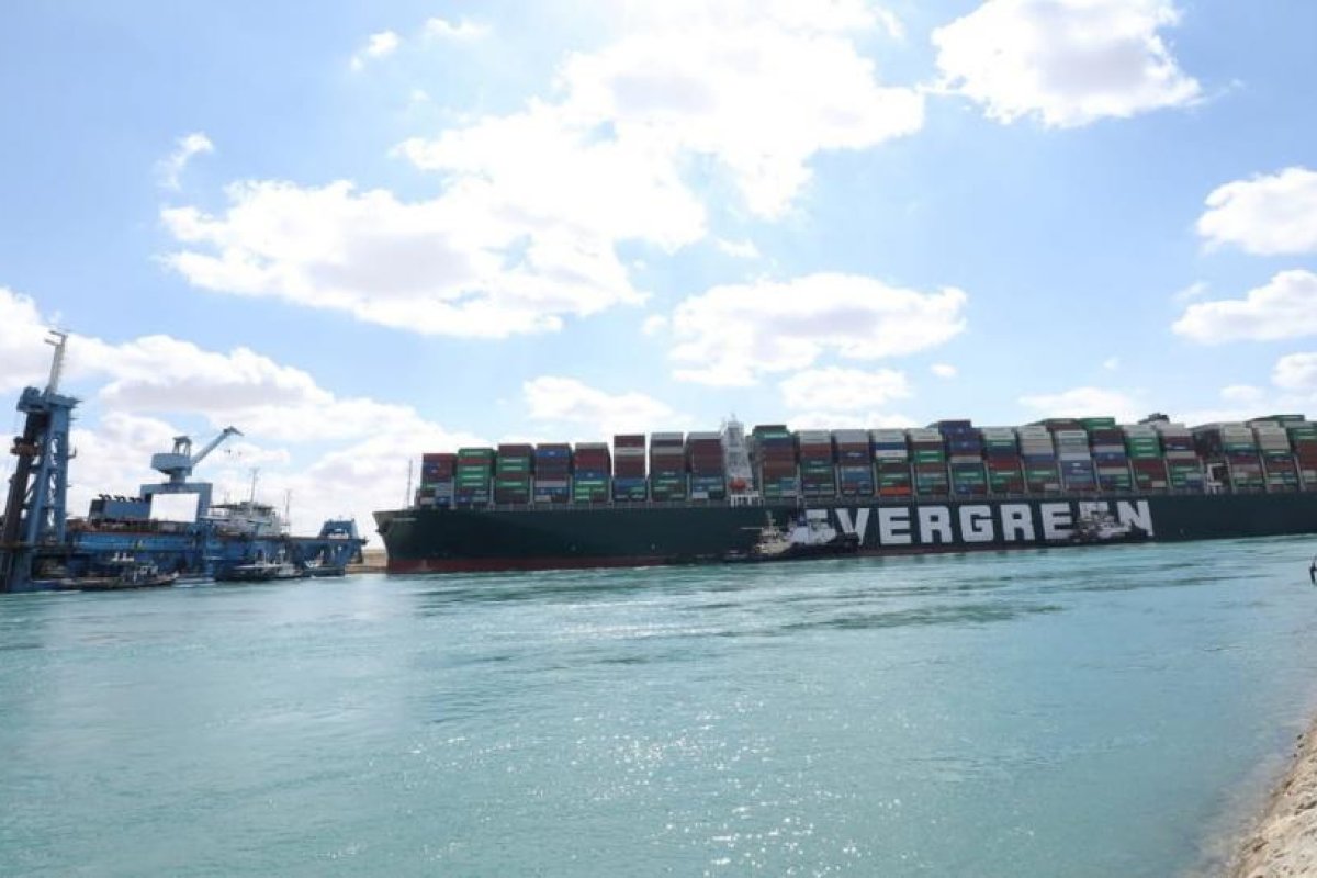 El propietario del carguero atascado en el canal de Suez espera que sea liberado el sábado