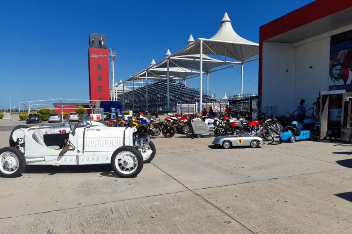 Todos los vehículos del Museo del Automóvil de Las Termas de Río Hondo fueron rescatados del fuego