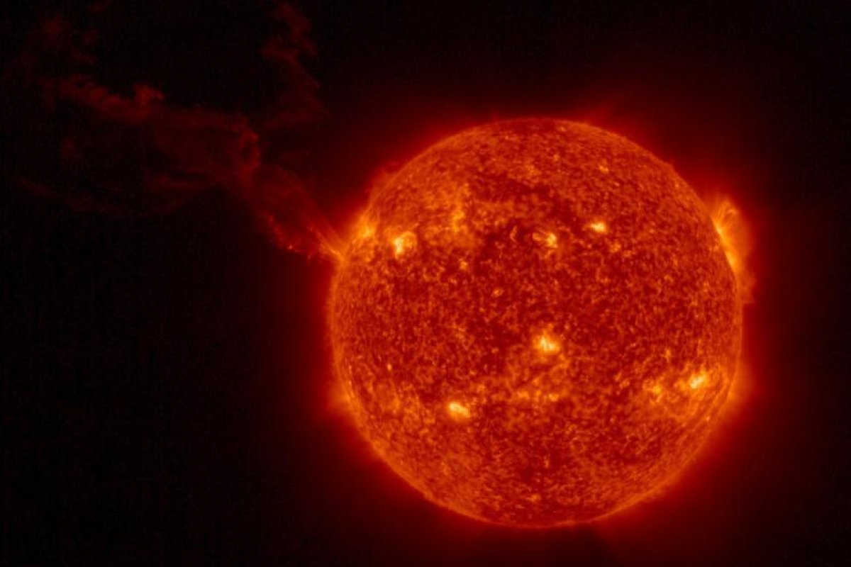 Captan la mayor erupción solar jamás observada en una sola imagen junto con el disco solar completo