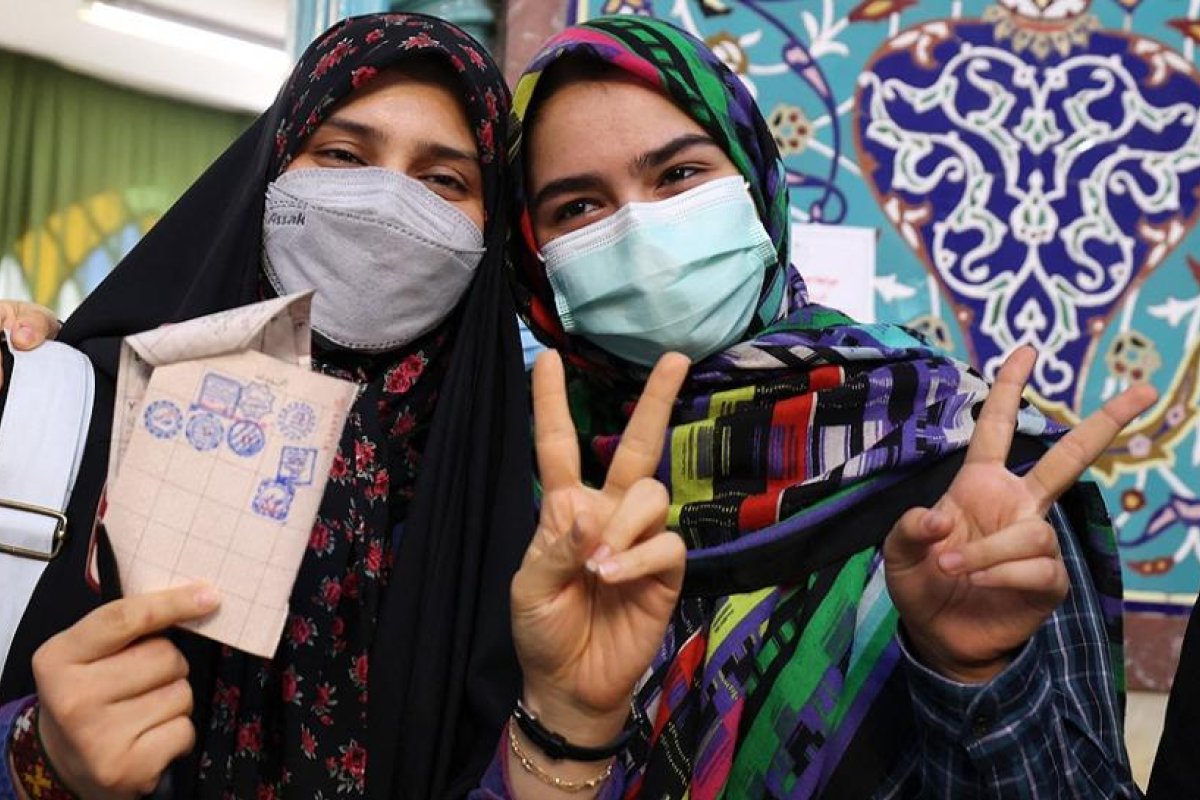 Con menguada participación, los iraníes votan para elegir presidente