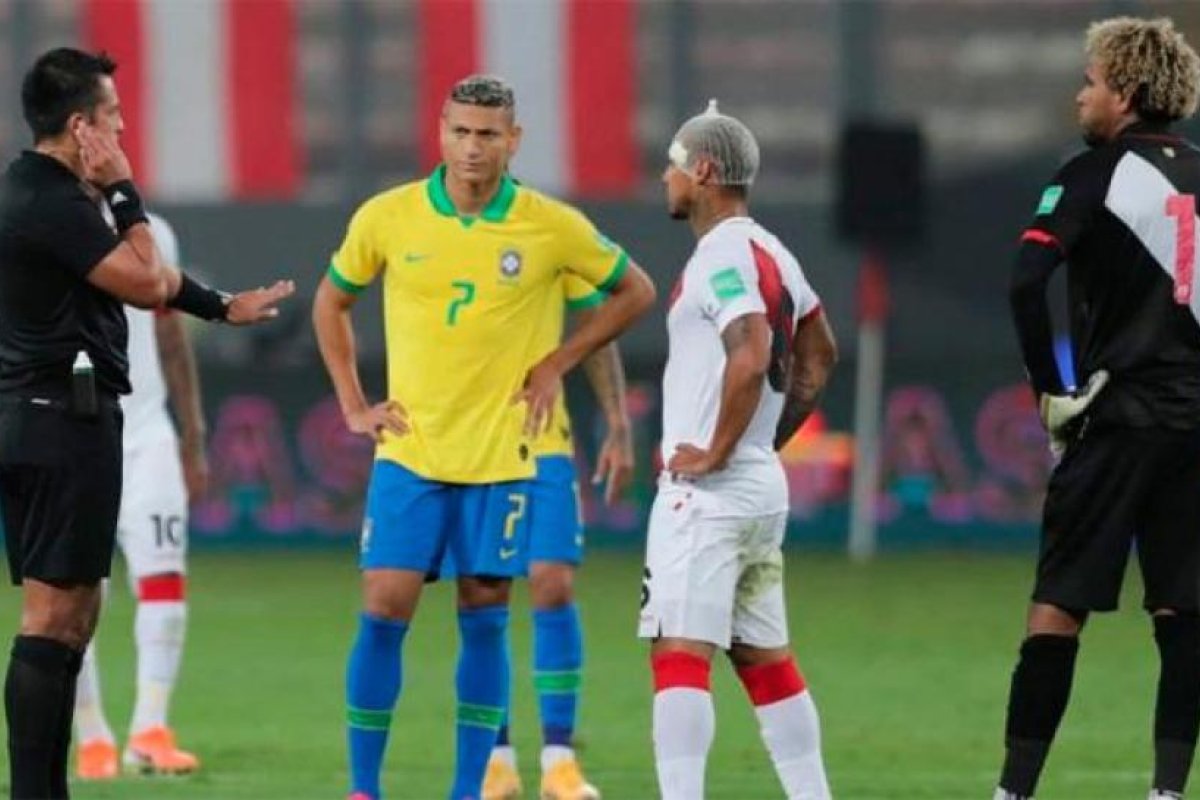 Conmebol dio a conocer los audios del polémico VAR de Perú-Brasil