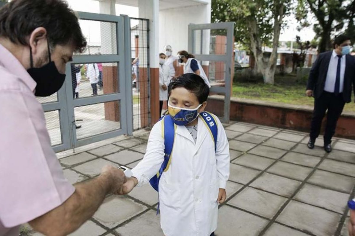 Tucumán retorna a las clases presenciales el próximo lunes en "forma alternada y gradual"