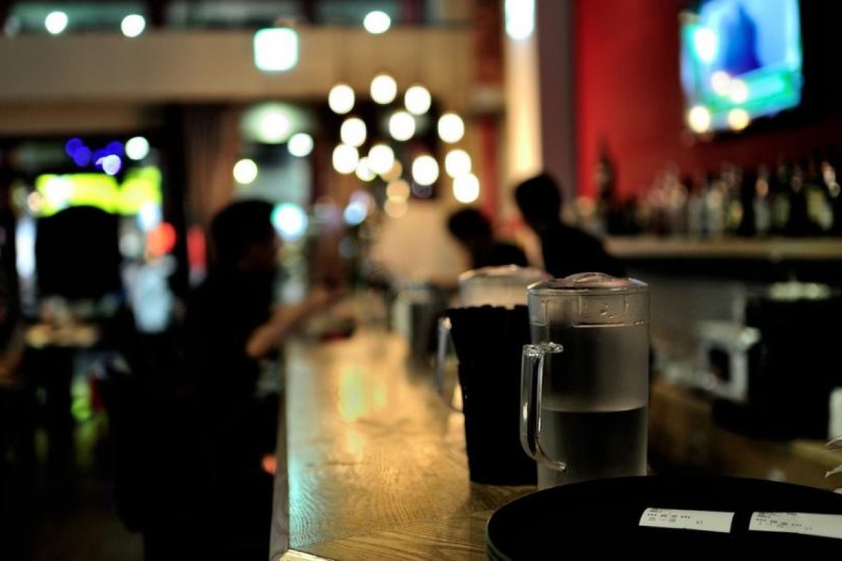 Empuja y mata a un anciano que le pidió que usara mascarilla en un bar de Nueva York
