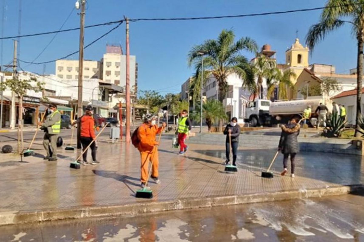 Desinfectan el microcentro de la ciudad de Las Termas de Río Hondo