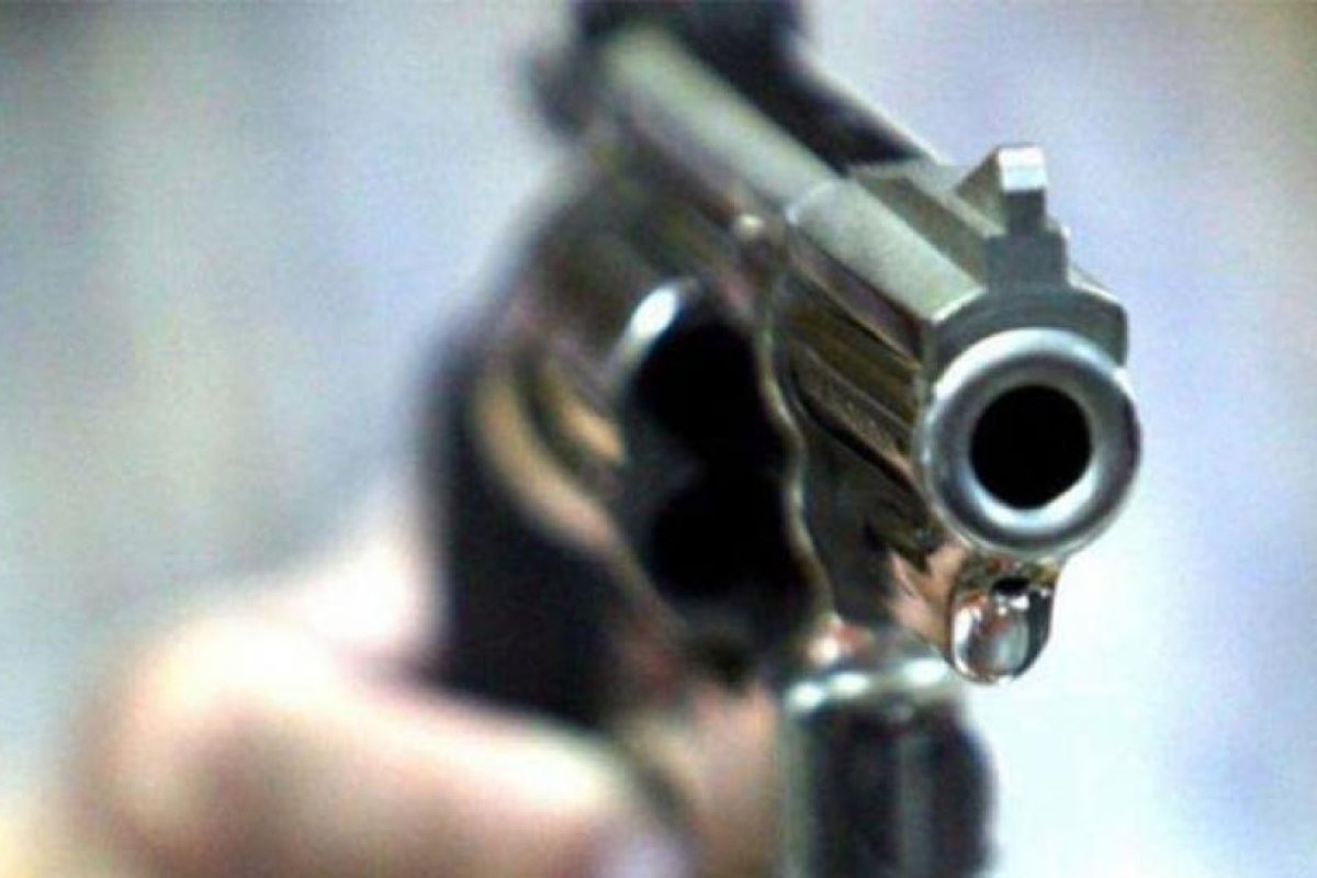 Robó una cartera a punta de pistola y al querer guardarla se disparó y murió