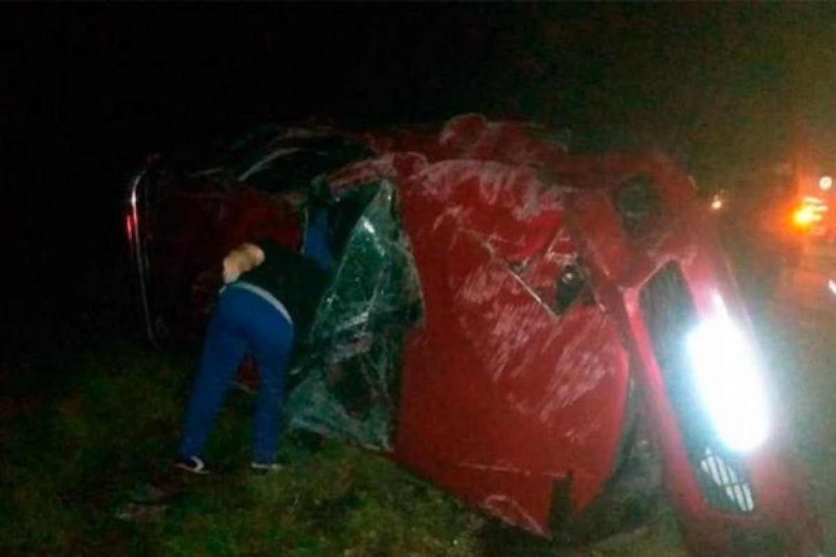 Rescatan a un hombre atrapado en su camioneta tras un violento vuelco