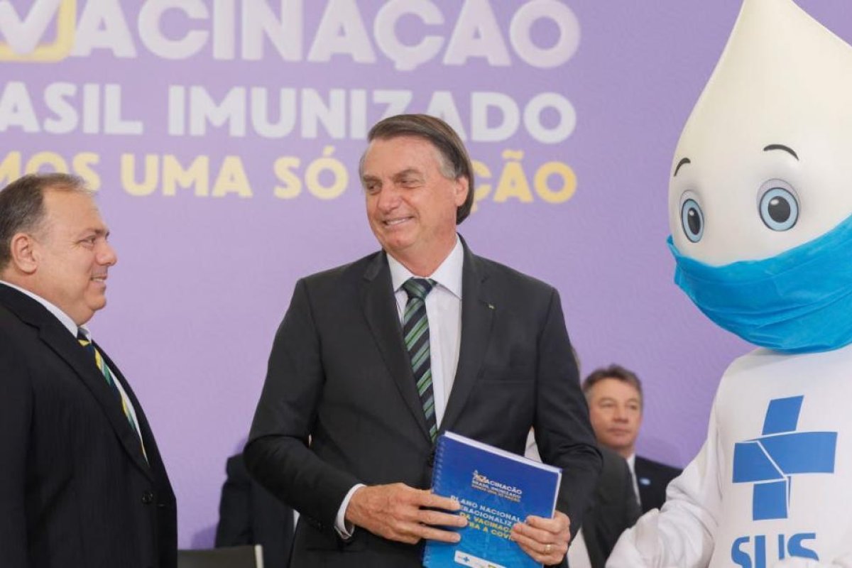 Coronavirus: Bolsonaro presentó el plan de vacunas, pero advirtió que él no se la aplicará