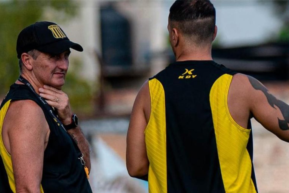 Carlos Mayor busca alternativas para la defensa de Mitre en la Primera Nacional