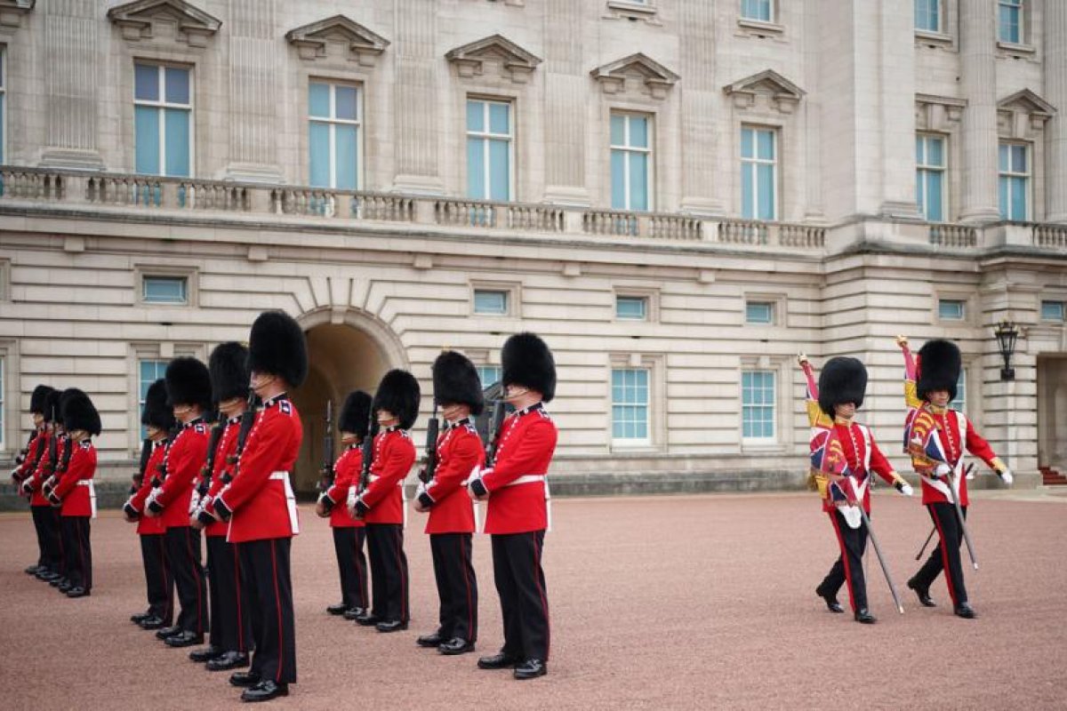Estaba "aburrido": un guardia de la reina Isabel II se va sin permiso a Ucrania, pero regresa pronto por miedo a ser condenado