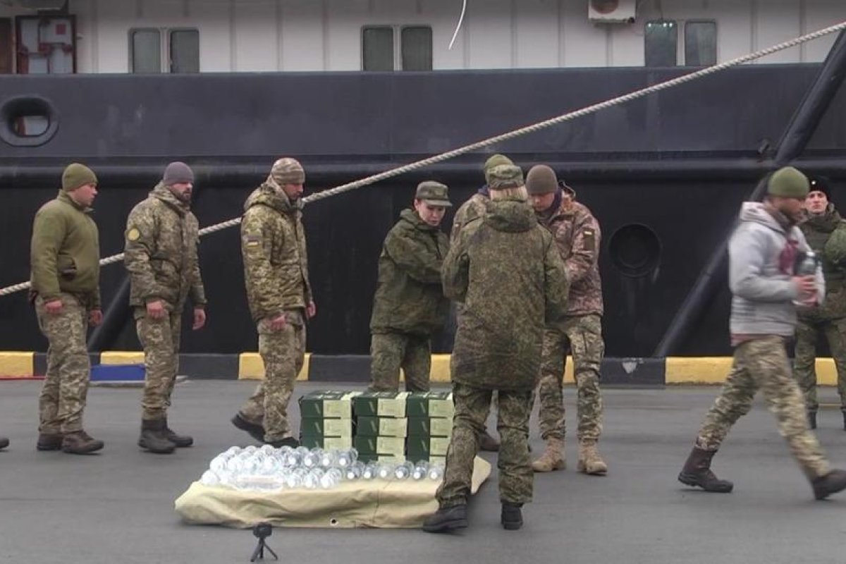 Rusia afirma que lanchas militares de Ucrania atacaron buques que trasportaban a los militares ucranianos cautivos