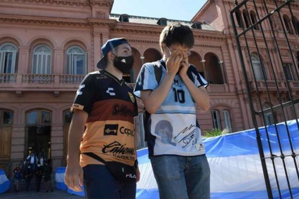 Extienden el horario del velatorio de Diego Maradona