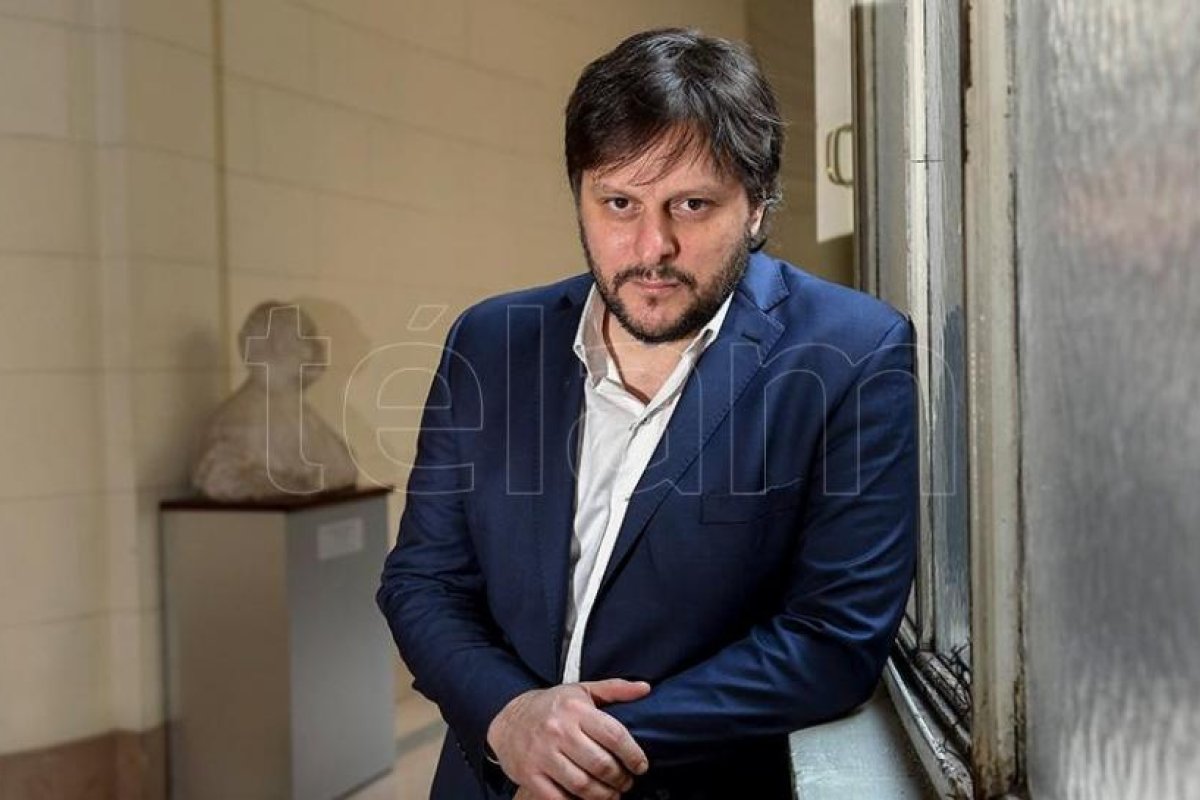 Para Santoro, la oposición "reconoce discursivamente una pandemia pero en la práctica no"