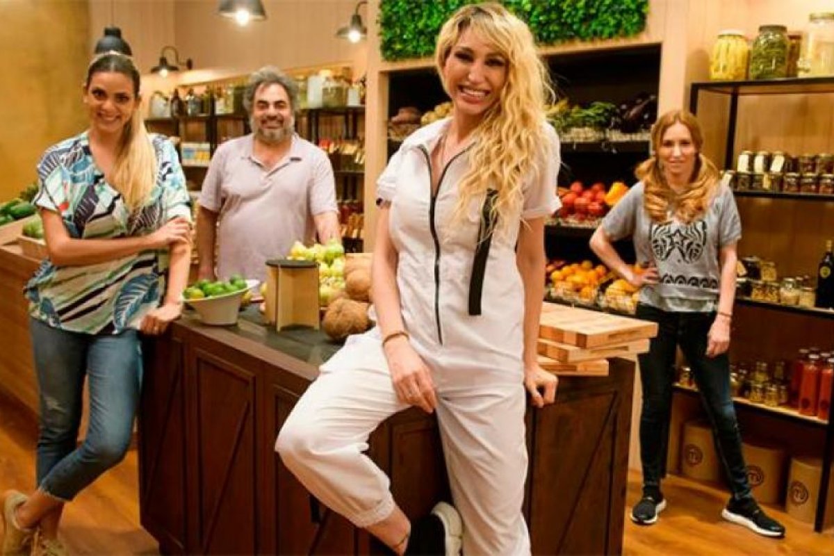 Vicky Xipolitakis abrió una botella de cerveza con un cuchillo y nadie le dijo nada