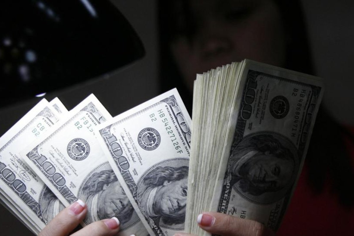 Arrestan a una mujer por negarse a devolver más de un millón de dólares que le fueron transferidos por error