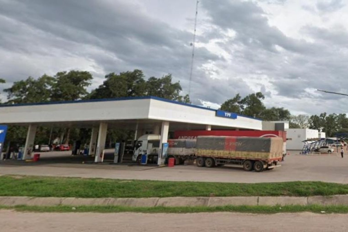 Robo de combustible en Colonia Dora: fuga en camioneta Hilux