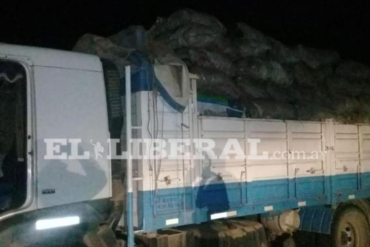 Tagamampa: Detienen a camioneros tucumanos que ingresaron clandestinamente a cargar carbón en Santiago del Estero