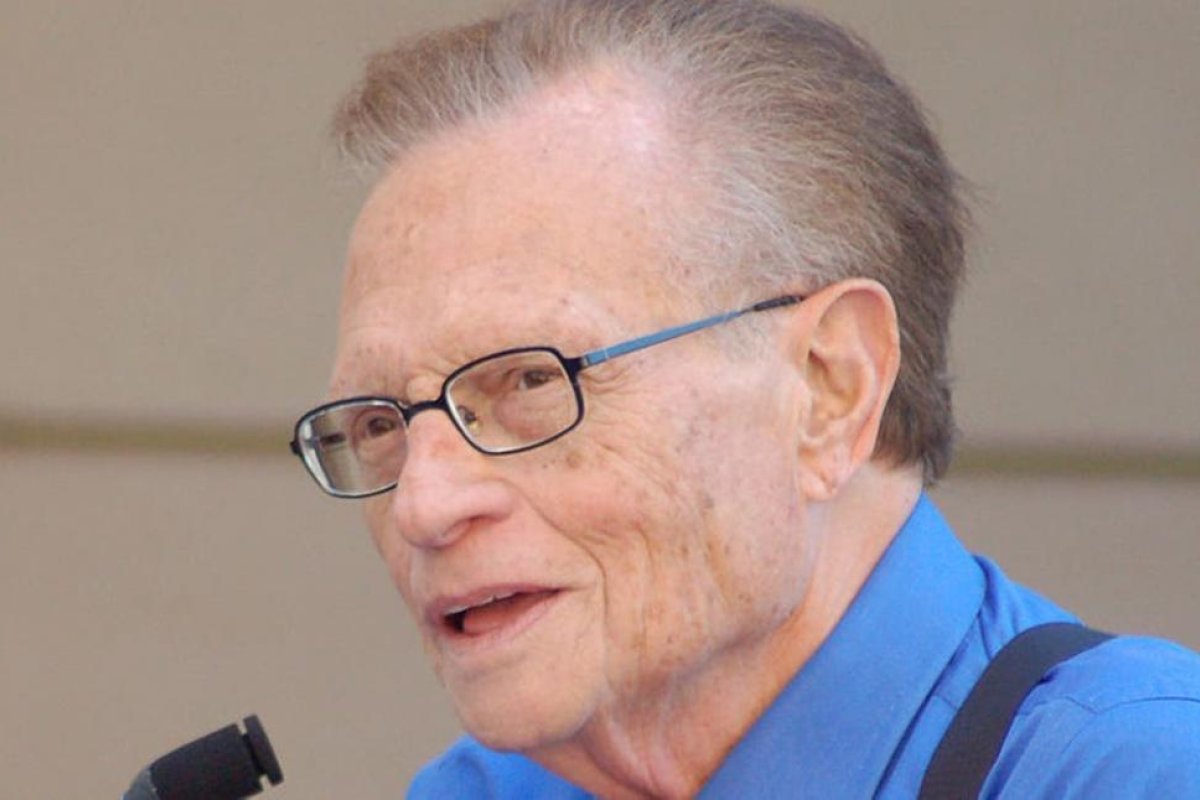 Murió Larry King, la primera gran estrella periodística de la TV globalizada