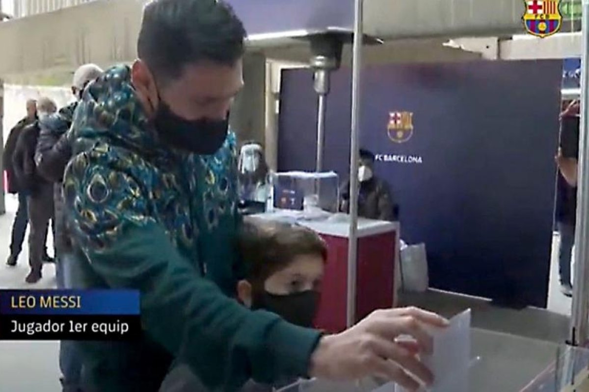 Messi votó por primera vez en las elecciones a la presidencia del Barcelona