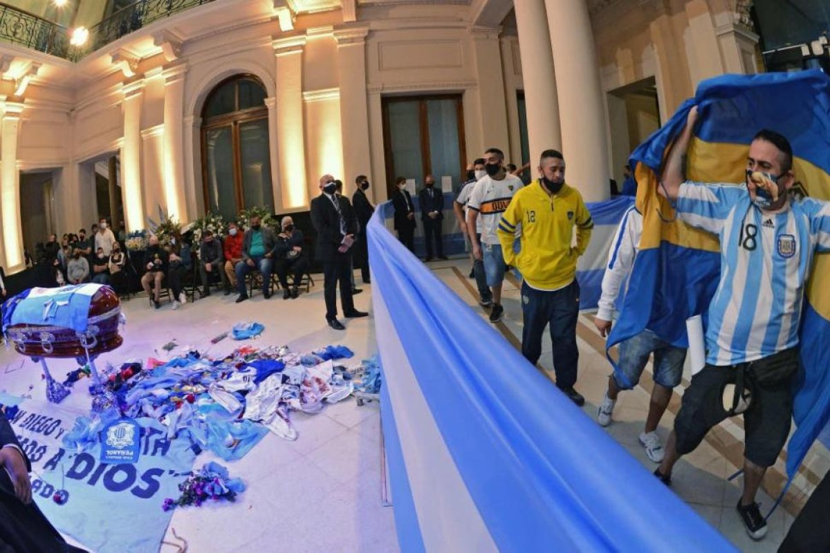 La muerte de Maradona: "La 12", los árbitros y Alejandro Sanz, las coronas que llegaron a la Casa Rosada