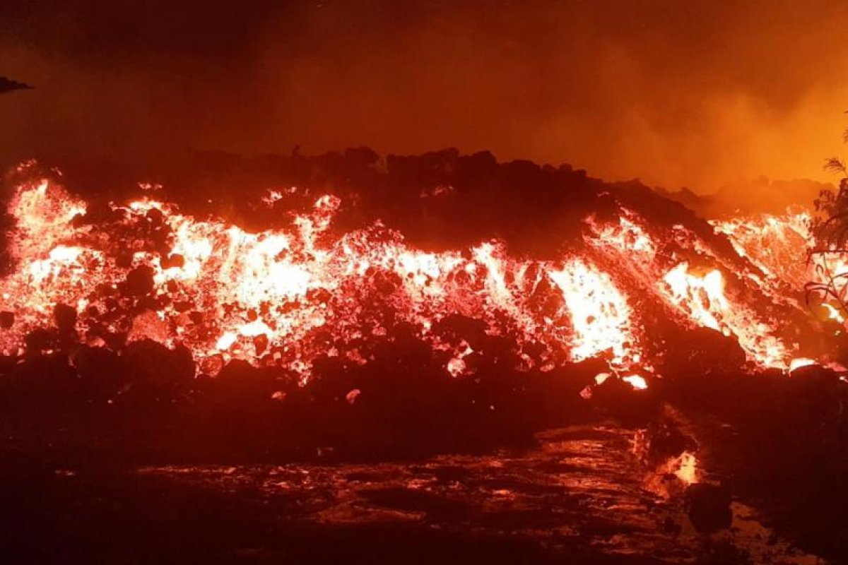 Impactantes imágenes muestran cómo flujos de lava destruyen viviendas y provocan evacuación masiva tras la erupción del volcán Nyiragongo