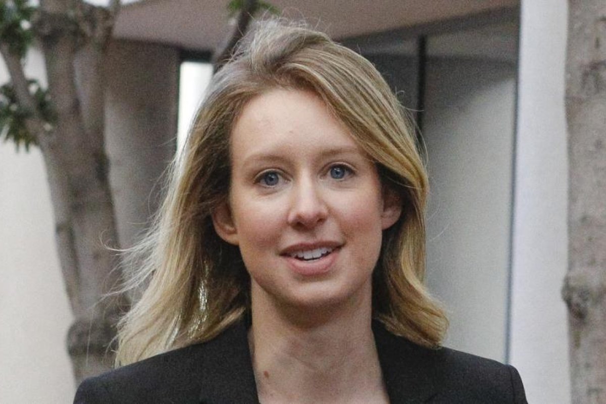 Bolígrafos, termos y batas "usadas": 'Fans' de Theranos se lanzan a 'la caza' de los productos de la compañía
