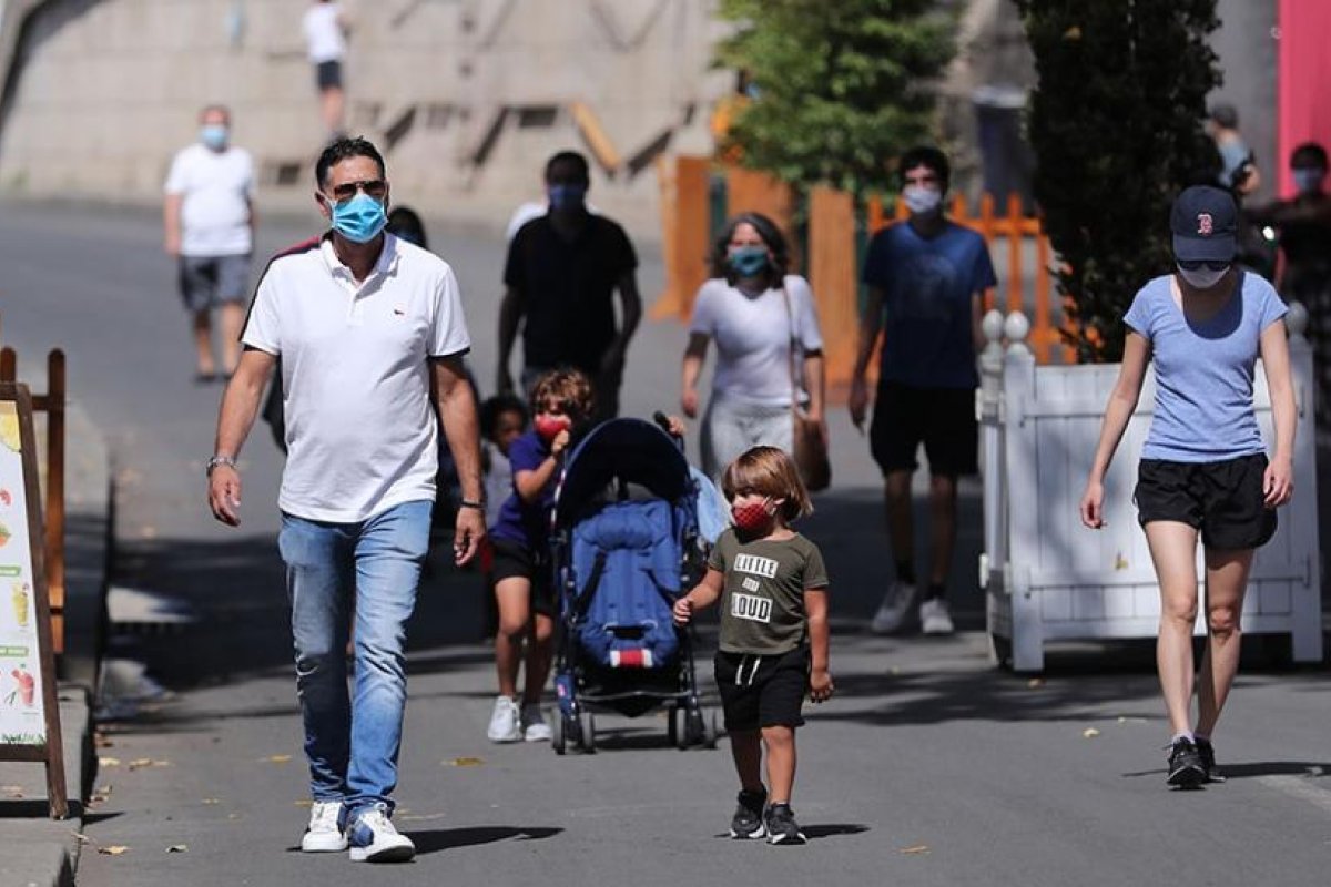 París limita la asistencia a universidades y cierra cafés y bares para contener el avance del coronavirus