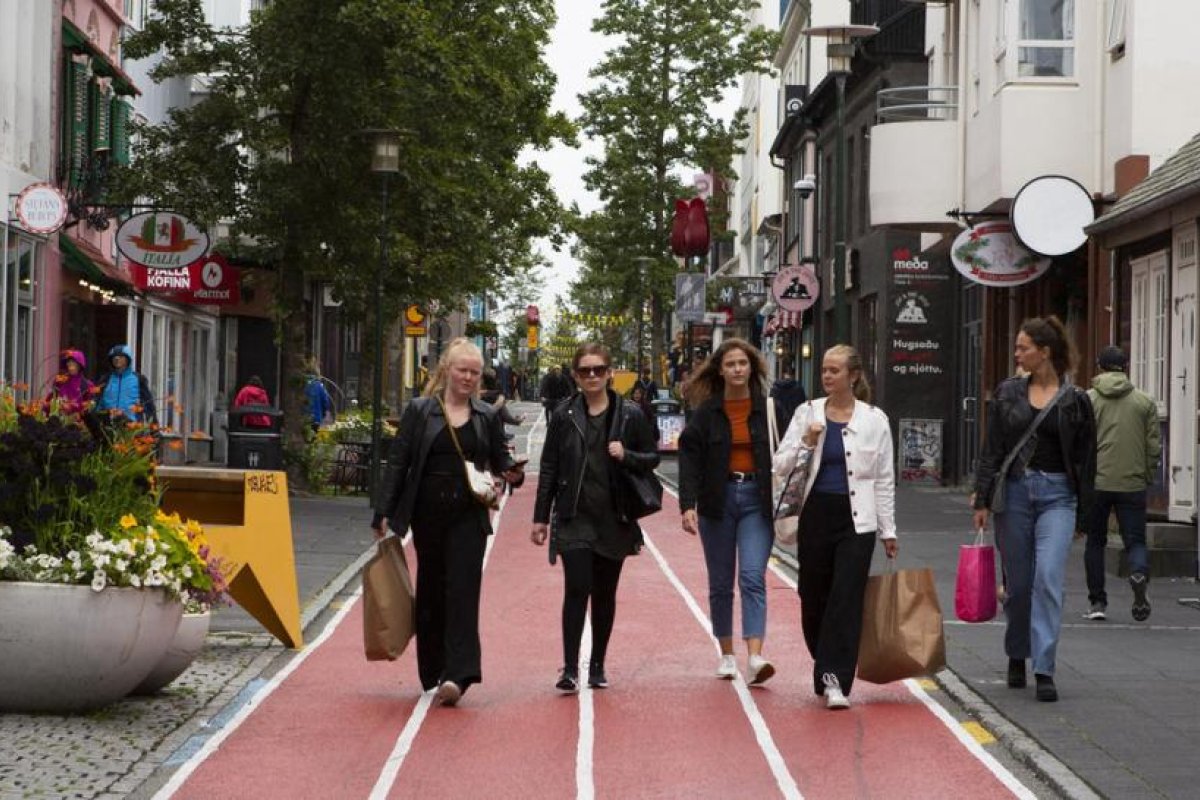 "Restaurar la sociedad que tanto anhelamos": Este es el primer país de Europa que levanta todas las restricciones contra el covid-19