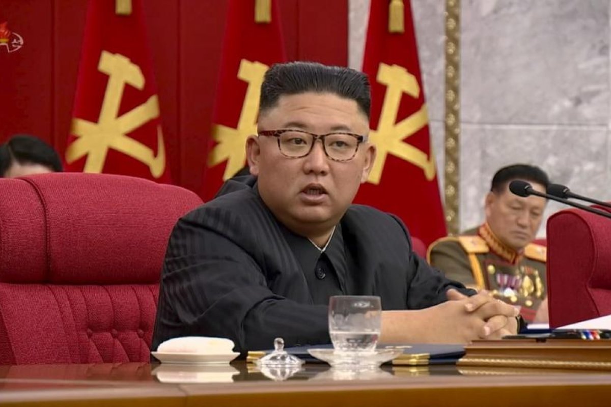 A los norcoreanos les "duele el corazón" ver el "demacrado aspecto" de Kim Jong-un, según la televisión estatal