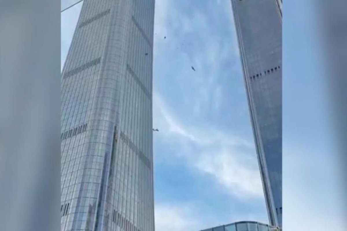 Accidente aéreo en Beijing: Avioneta impacta contra Torre Citic