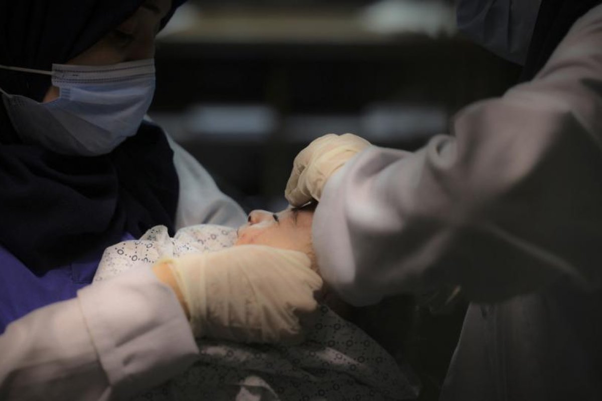 La trágica historia detrás de la foto del bebé rescatado de los escombros tras el ataque israelí a un campamento de refugiados en Gaza